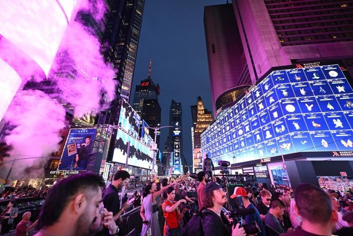 Evento do Pokémon Go organizado na Times Square, em Nova York (Estados Unidos), para comemorar o 10º aniversário