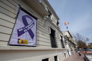 Archivo - Cartel contra la violencia de género en la sede de la Delegación del Gobierno de Madrid.