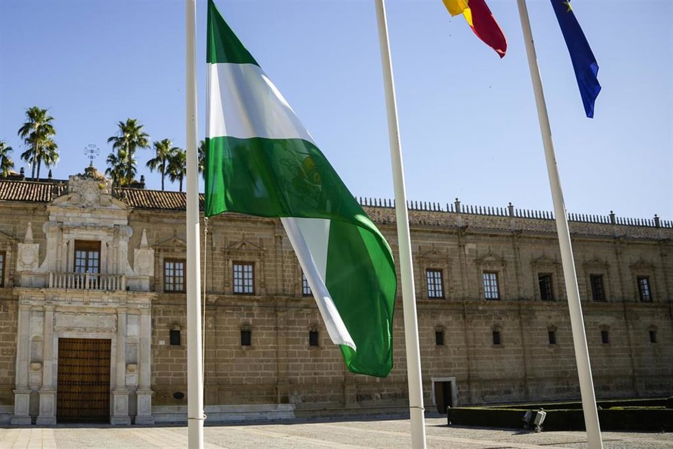 Archivo - La bandera de Andalucía ondea a media asta en el Parlamento andaluz. Imagen de archivo.
