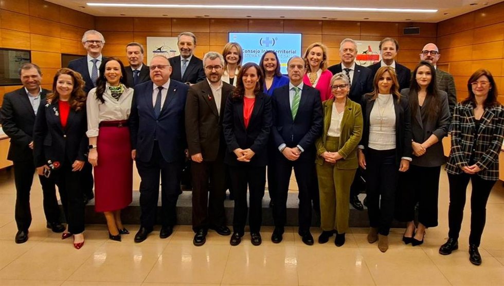 Archivo - La ministra de Sanidad, Mónica García, con los consejeros de Sanidad de las diferentes comunidades autónomas en el Consejo Interterritorial del Sistema Nacional de Salud.