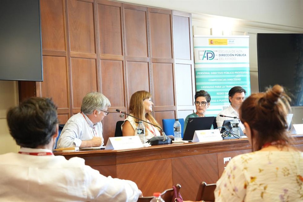 La presidenta de la Diputación de Badajoz, Raquel del Puerto, participa en la mesa redonda 'Gobernanza multinivel y capacidades humanas'