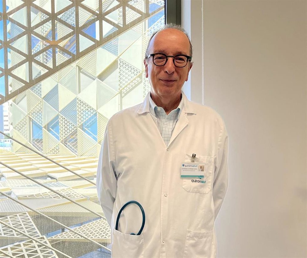 Archivo - El doctor Luis Manuel Entrenas, jefe de servicio de Neumología del Hospital Quirónsalud Córdoba.