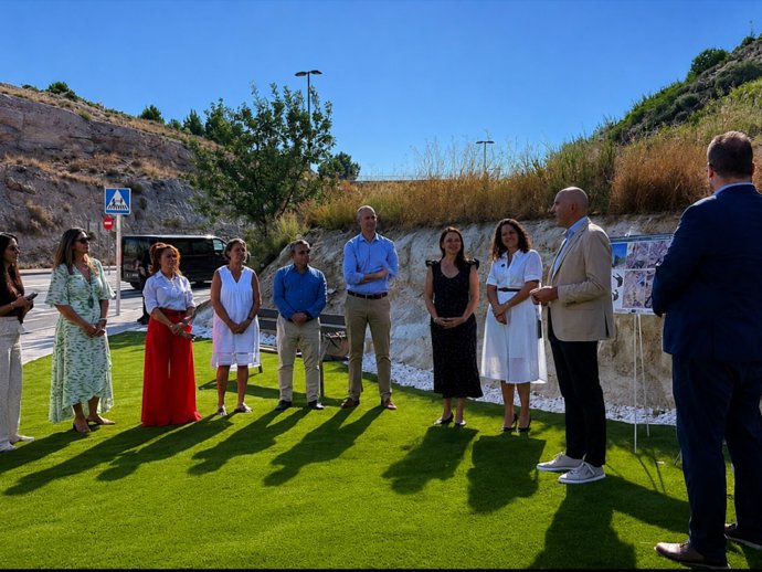 Los directores generales de Transportes y Administración Local, David Sánchez Fraile y Marina Sevilla, junto a la alcaldesa de Cuarte, Elena Lacalle, y miembros del CTAZ y la corporación municipal han inaugurado el nuevo tramo de carril bici.