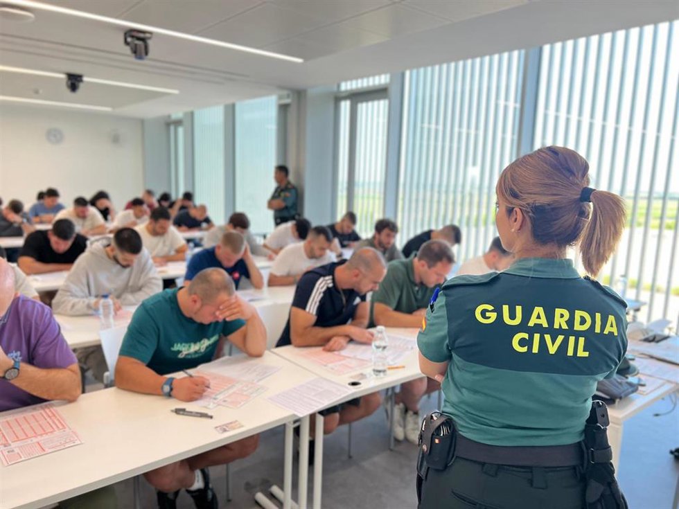 Archivo - Aspirantes  a las oposiciones a la Guardia Civil en una de las aulas dispuestas en la Universidad San Jorge de Villanueva de Gállego en septiembre de 2025.