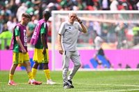 La Asociación Sudafricana de Fútbol asegura que Hugo Broos continúa como su seleccionador masculino