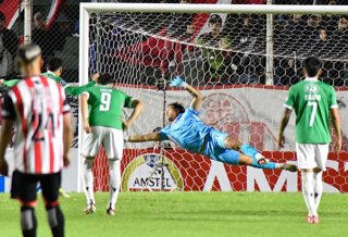 Futbol, Barracas Central vs Audax Italiano. Fecha 3, Copa Sudamericana 2026. El jugador de Barracas Central Juan Espinola es fotografiado durante el partido del grupo G de la Copa Sudamericana contra Audax Italiano realizado en el estadio Claudio Fabian