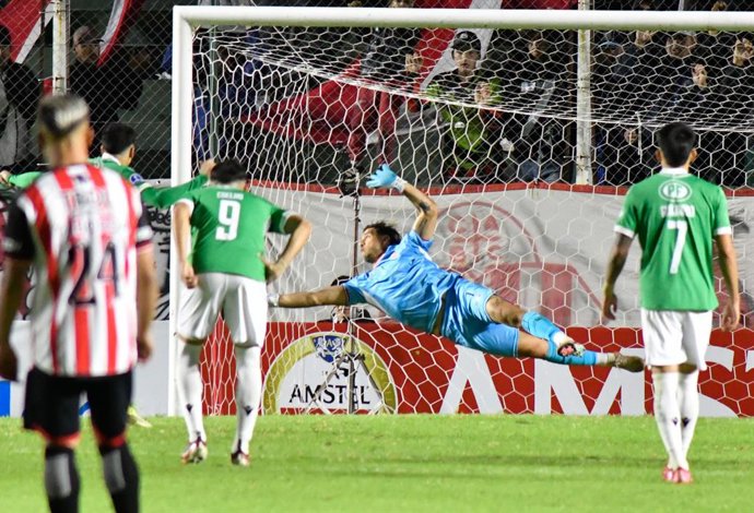 Futbol, Barracas Central vs Audax Italiano. Fecha 3, Copa Sudamericana 2026. El jugador de Barracas Central Juan Espinola es fotografiado durante el partido del grupo G de la Copa Sudamericana contra Audax Italiano realizado en el estadio Claudio Fabian
