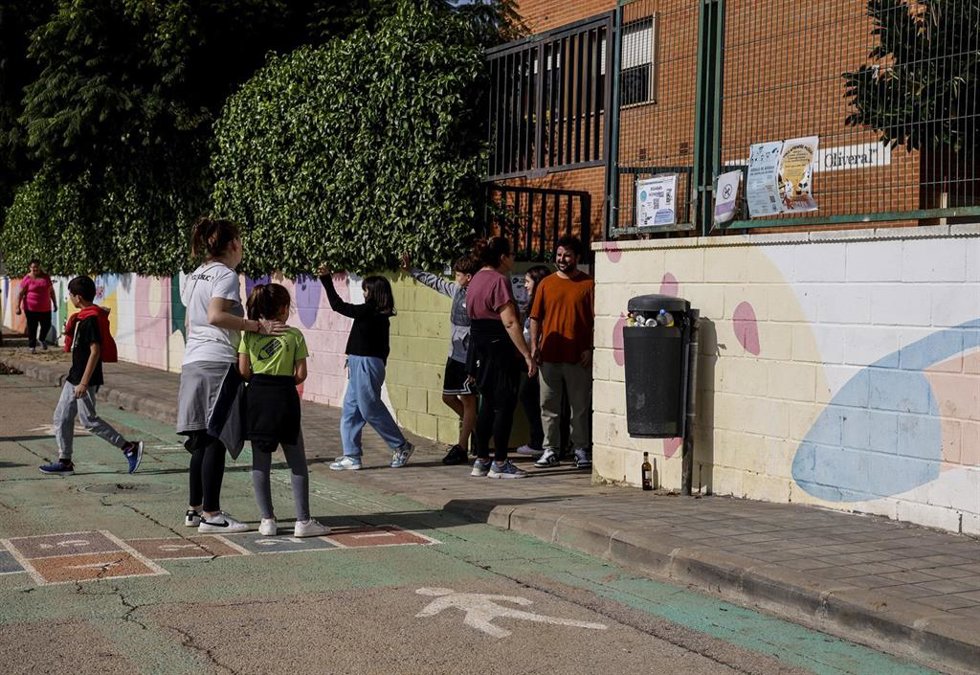 Archivo - Varios niños salen de un colegio