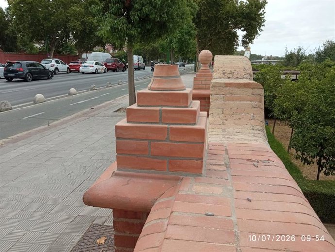 Acto vandálico en un banco del Paseo de las Delicias en Sevilla