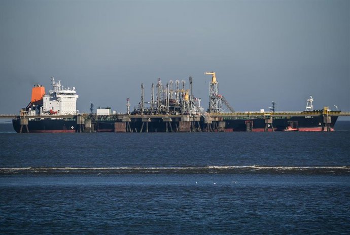 Archivo - Petrolero descargando crudo ruso en el puerto de Rotterdam (Países Bajos).