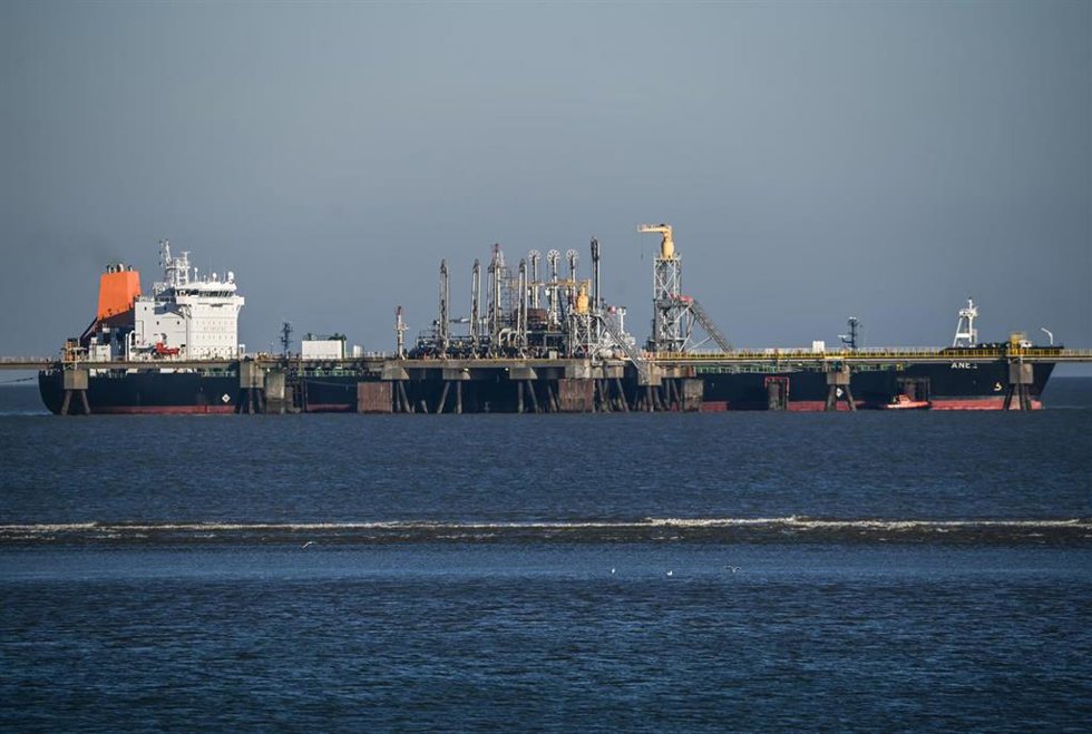 Archivo - Petrolero descargando crudo ruso en el puerto de Rotterdam (Países Bajos).