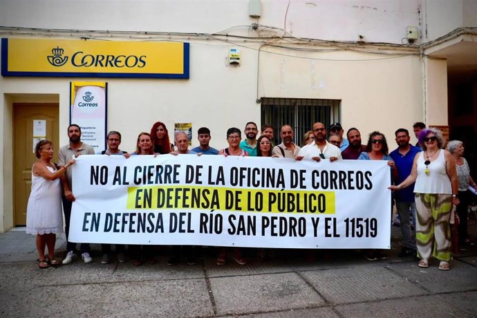 Protesta por el cierre de la oficina de Correos en la barriada del Río San Pedro.