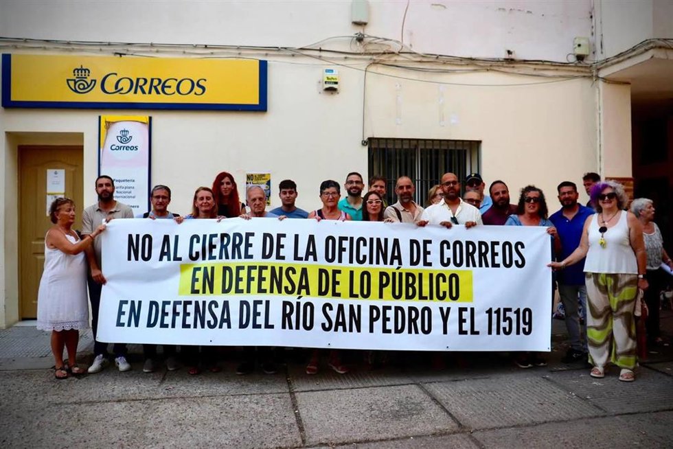 Protesta por el cierre de la oficina de Correos en la barriada del Río San Pedro.