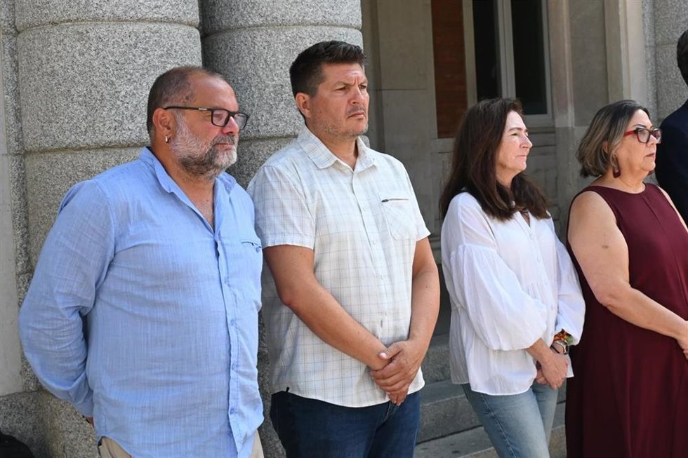 El parlamentario andaluz de Por Andalucía Rafael Sanchez Rufo (izquierda)  y el coordinador de IU  en Huelva, Marcos Toti, en el minuto de silencio por las víctimas de Los Gallardos.