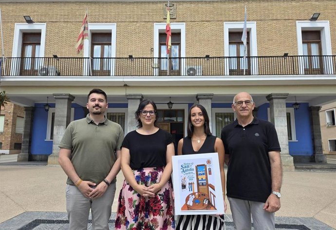 El concejal de Fiestas, Mascún Ariste, Gemma Grau, Claudia Calles y el alcalde Francisco Villella.