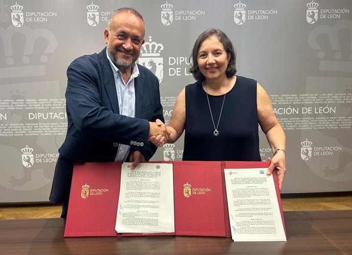 El presidente de la Diputación de León, Gerardo Álvarez Courel, y la presidenta del Consejo Regulador de la IGP Alubia de La Bañeza-León, María Montserrat San José Cabezas, tras firmar el convenio de colaboración.