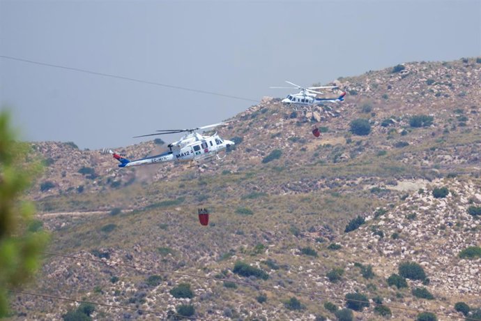 Medios aéreos trabajan en las labores de extinción del incendio forestal de los Gallardos (Almería), a 10 de julio de 2026, en Los Gallardos, Almería, Andalucía (España). 