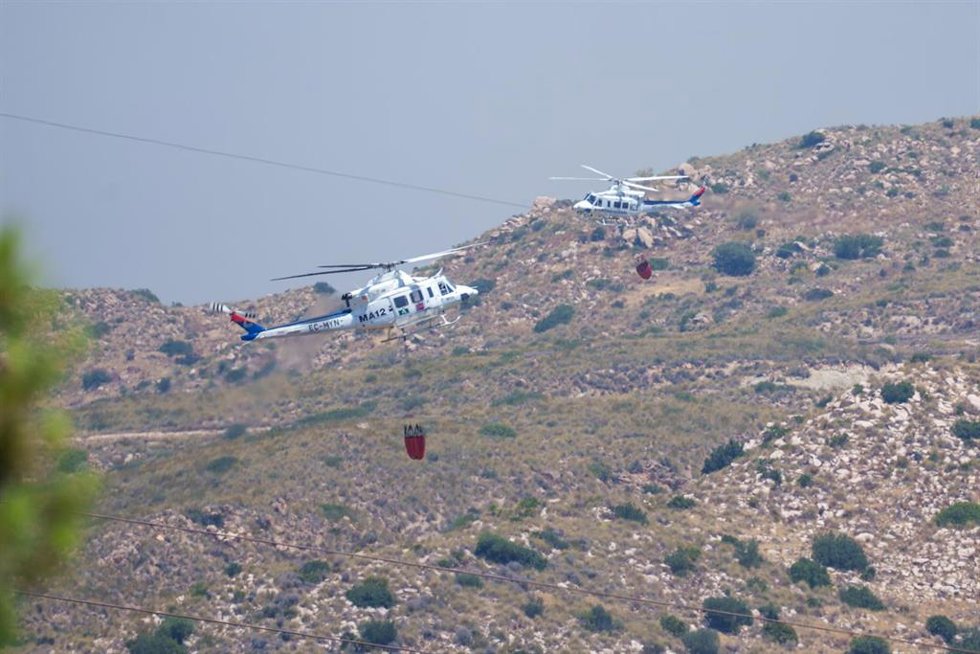 Medios aéreos trabajan en las labores de extinción del incendio forestal de los Gallardos (Almería), a 10 de julio de 2026, en Los Gallardos, Almería, Andalucía (España). 