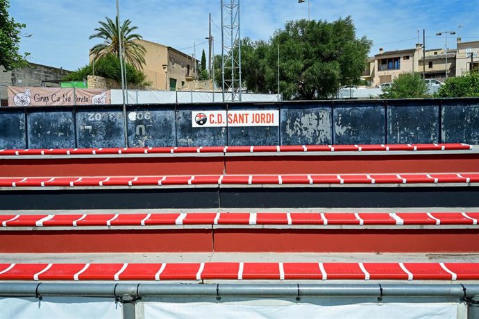 El IME instala 160 nuevos asientos en la grada del campo de fútbol de Sant Jordi.