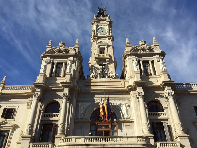 Archivo - Fachada del Ayuntamiento de València. 