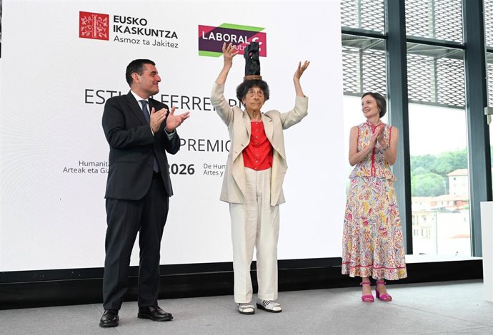 La artista Esther Ferrer y la investigadora Maddi Alberti recogen los Premios Eusko Ikaskuntza-Laboral Kutxa 2026
