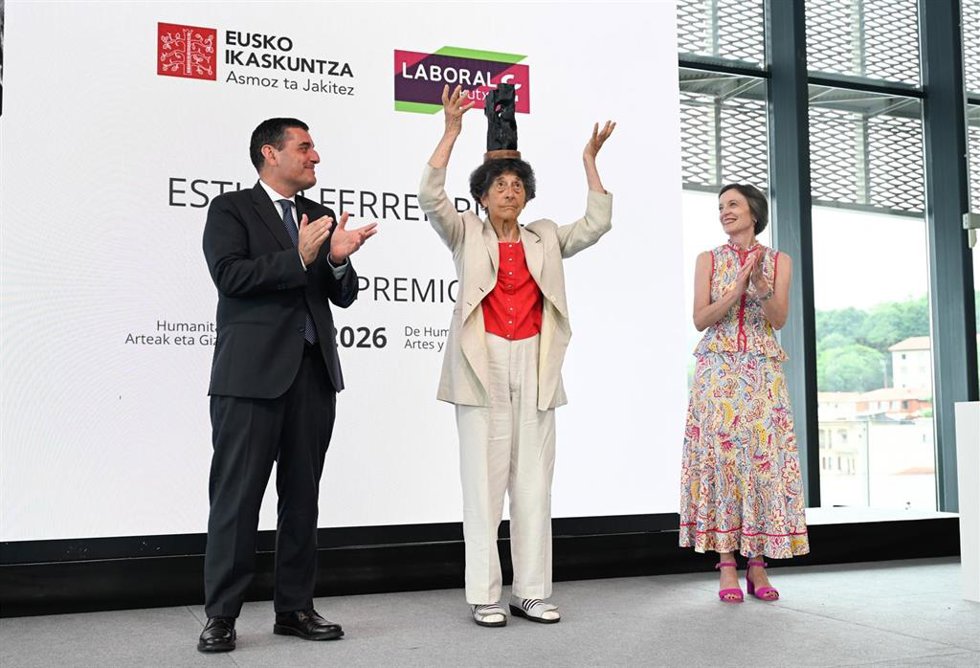La artista Esther Ferrer y la investigadora Maddi Alberti recogen los Premios Eusko Ikaskuntza-Laboral Kutxa 2026