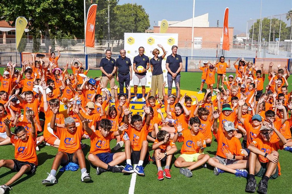 Xavi Simons inaugura su Cruyff Court en Rojales (Alicante), el pueblo donde creció