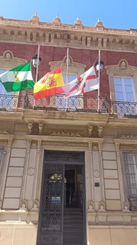 Banderas a media asta en la sede de la Diputación por los fallecidos en el incendio de Los Gallardos (Almería)