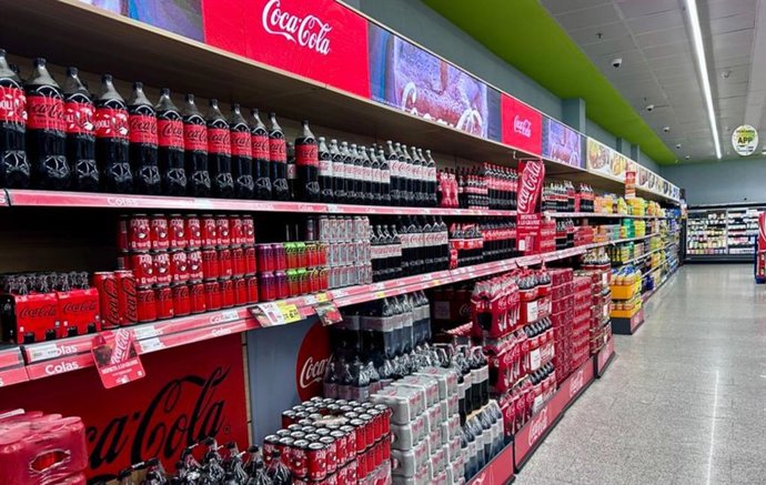 Archivo - Lineal con productos de Coca Cola como imagen de recurso