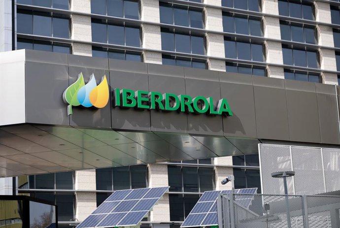 Archivo - Fachada de la sede de Iberdrola, a 2 de marzo de 2026, en Madrid (España). Qatar Investment Authority (QIA), el fondo de inversión estatal de Qatar, ha reducido su participación en Iberdrola por debajo del 7% del capital, situándose así en su ni