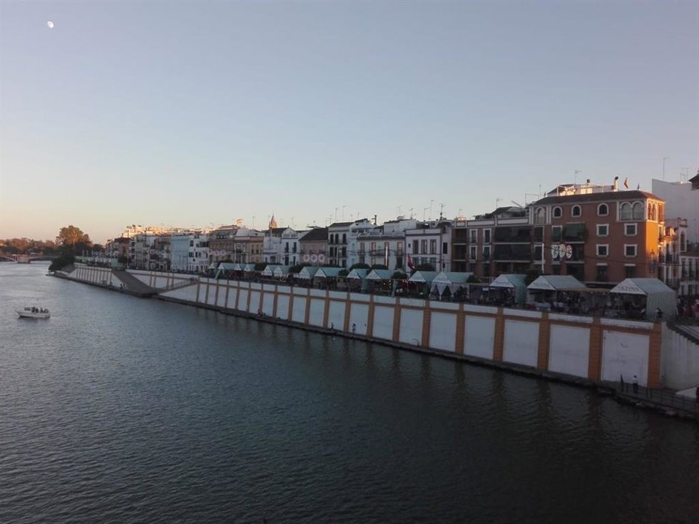 Archivo - Vista de las casetas de la Velá de Santa Ana desde el Puente de Triana, en foto de archivo