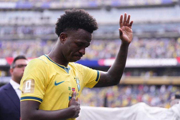 Vinicius Junior of Brazil greets the supporters and cries after defeat during the FIFA World Cup 2026 Round Of 16 match between Brazil and Norway at New York New Jersey Stadium on July 05, 2026 in East Rutherford, New Jersey.