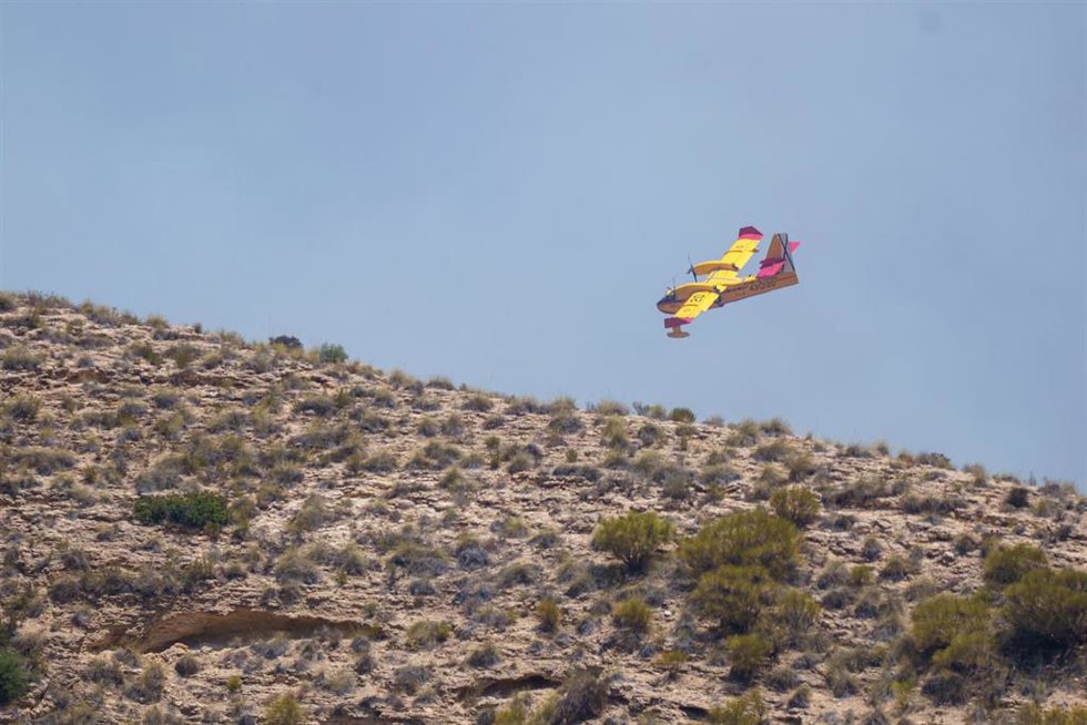Medios aéreos trabajan en las labores de extinción del incendio forestal de los Gallardos (Almería), a 10 de julio de 2026, en Los Gallardos, Almería, Andalucía (España).  