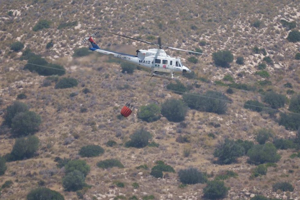 Medios aéreos trabajan en las labores de extinción del incendio forestal de los Gallardos (Almería), a 10 de julio de 2026, en Los Gallardos, Almería, Andalucía (España). 