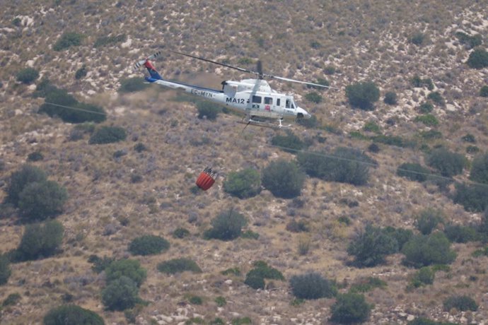 Medios aéreos trabajan en las labores de extinción del incendio forestal de los Gallardos (Almería), a 10 de julio de 2026, en Los Gallardos, Almería, Andalucía (España). 