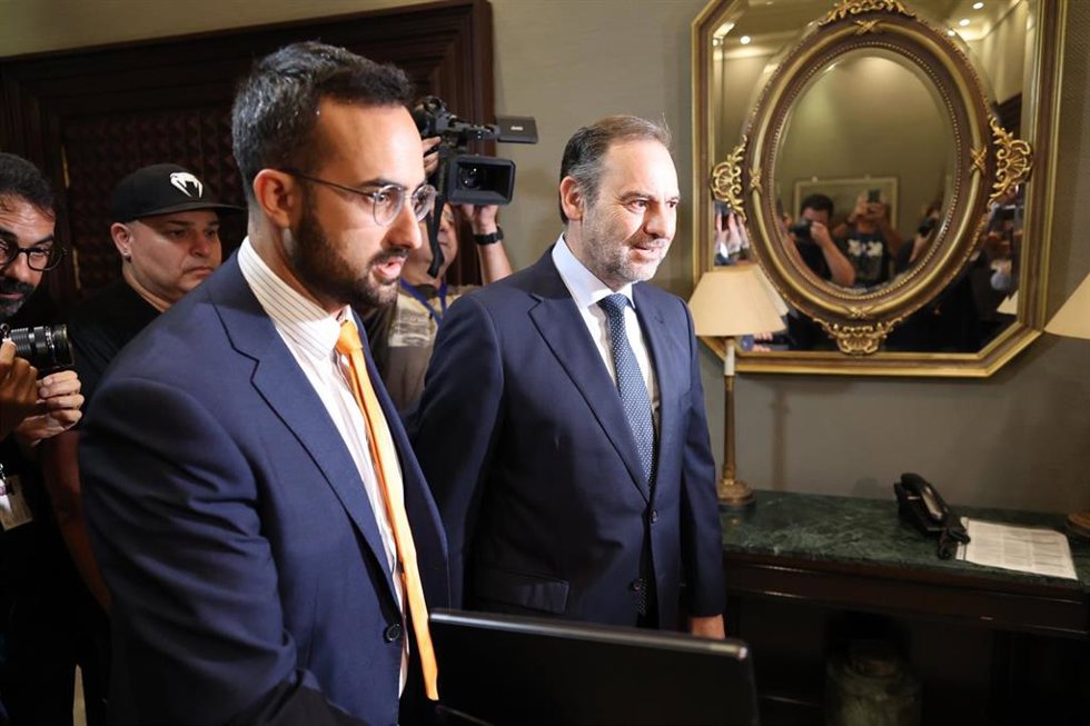 Archivo - El presidente de la comisión de investigación del Parlamento de Canarias sobre la compra de material sanitario, Raúl Acosta, y el exministro de Transportes, José Luis Ábalos, a su llegada a la cámara regional