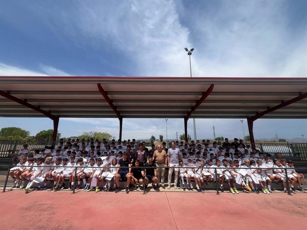 Foto de familia de participantes en el Campus  de la Fundación Real Madrid organizado en Calatayud.