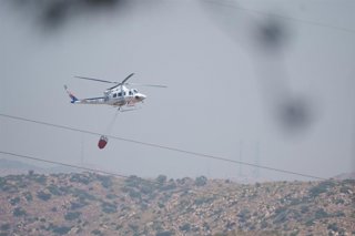 Medios aéreos trabajan en las labores de extinción del incendio forestal de los Gallardos (Almería).
