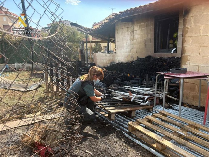 La Guardia Civil interviene en un incendio declarado en un patio de una vivienda de Villamediana de Iregua