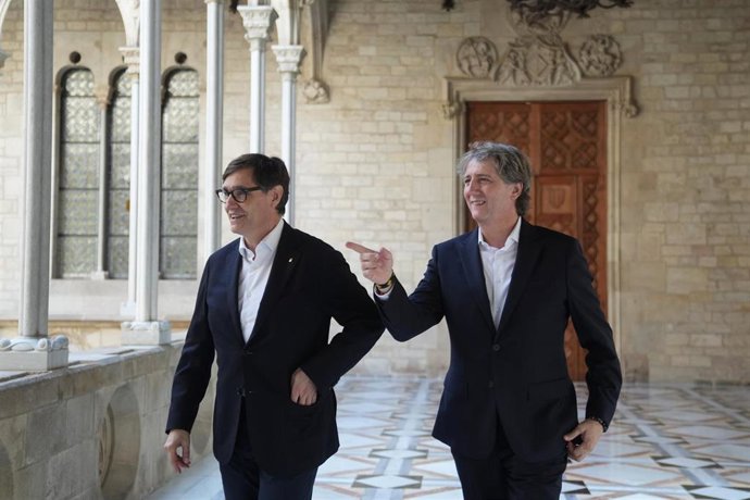 El president de la Generalitat, Salvador Illa (i), y el portavoz del PSOE en las Cortes de Castilla y León, Carlos Martínez (d), durante la celebración del encuentro institucional y posterior atención a los medios de comunicación, a 10 de julio de 2026, e