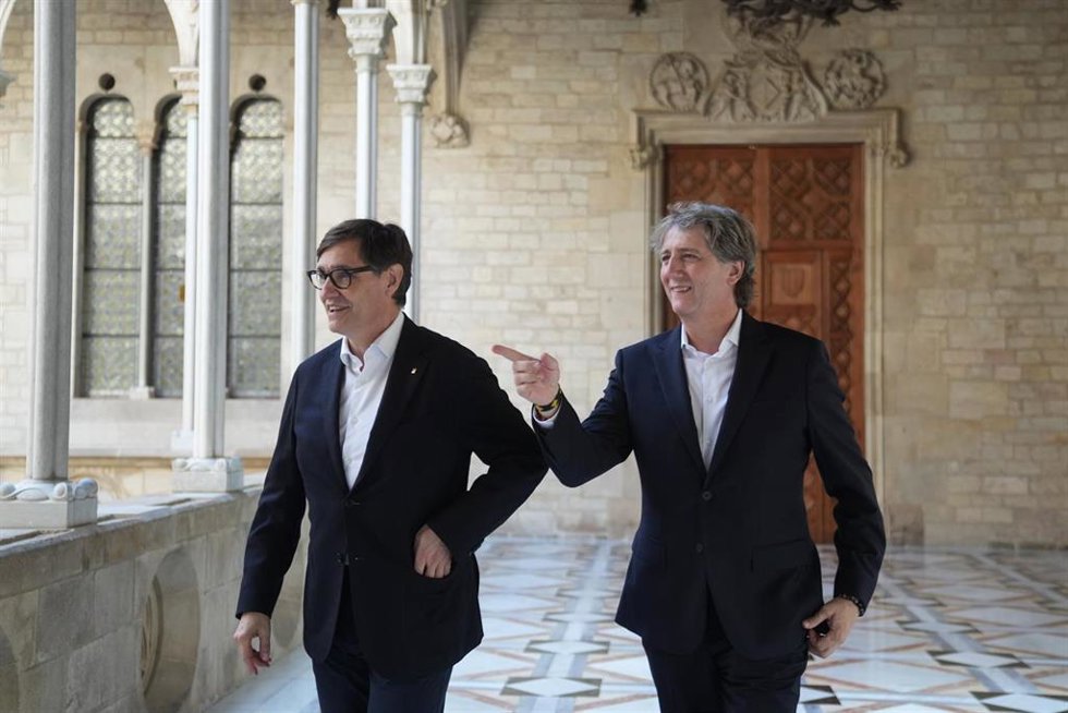 El president de la Generalitat, Salvador Illa (i), y el portavoz del PSOE en las Cortes de Castilla y León, Carlos Martínez (d), durante la celebración del encuentro institucional y posterior atención a los medios de comunicación, a 10 de julio de 2026, e