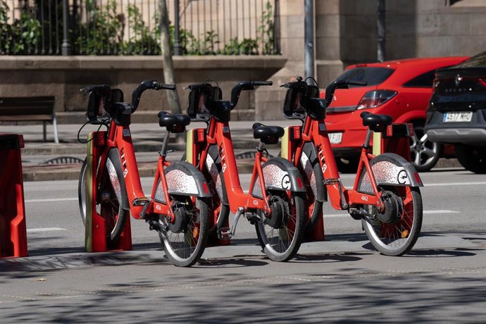 Archivo - Varias bicicletas eléctricas de Bicing aparcadas