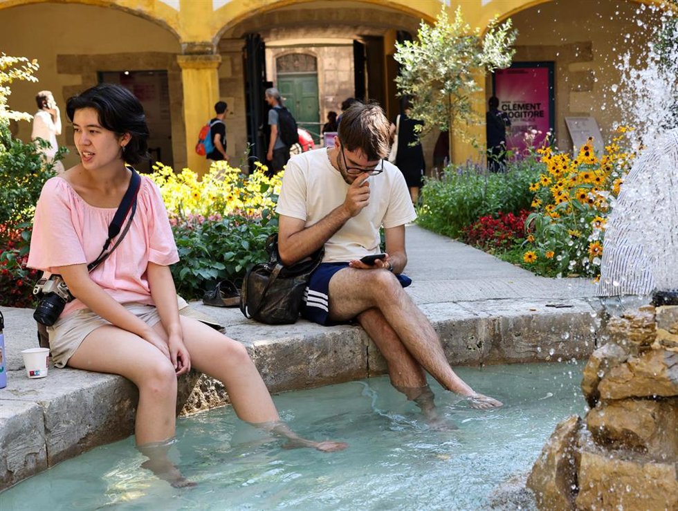 Ciudadanos se refrescan en Arles (Francia) en plena ola de calor