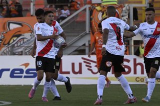 Futbol, Cobreloa vs Curico Unido, liga de ascenso 2026. El jugador de Curico Unido Nicolas Fernandez celebra con sus compañeros su gol ante Cobreloa en el partido final Liga de Ascenso Caixun disputado en el estadio Zorro del Desierto Calama,