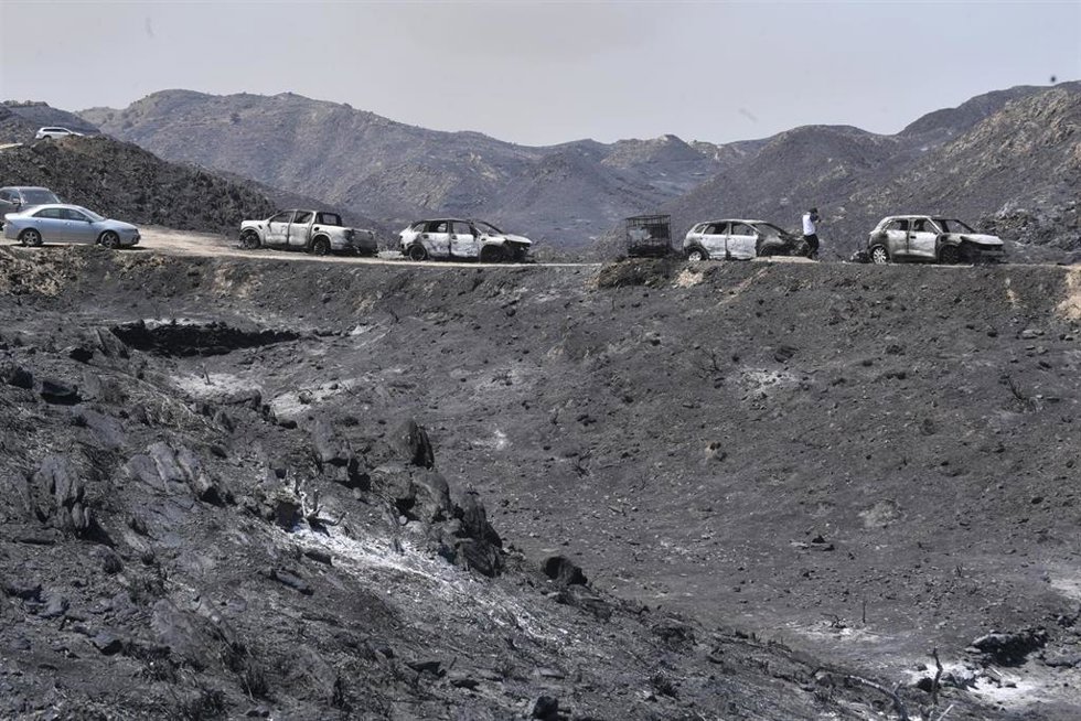 Varios vehículos calcinados en el incendio forestal, a 10 de julio de 2026, en Los Gallardos, Almería, Andalucía (España). 