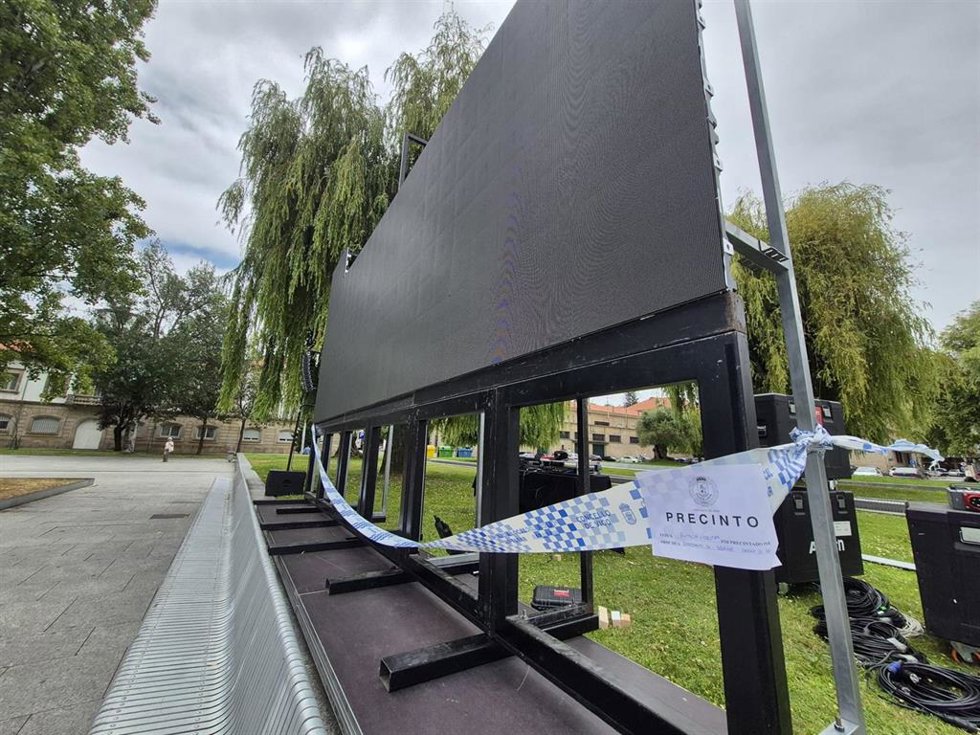 Pantalla instalada por la Diputación de Pontevedra en la Praza da Estrela, en Vigo, precintada por la Policía Local.