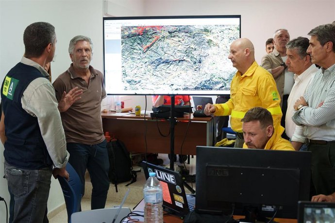 El ministro del Interior, Fernando Grande-Marlaska, junto al consejero de Presidencia, Sanidad y Emergencias, Antonio Sanz y el delegado del Gobierno de España en Andalucía, Pedro Fernández, visita el Puesto de Mando Avanzado del incendio de Los Gallardos