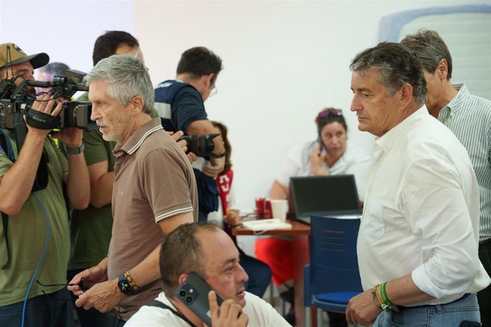 El ministro del Interior, Fernando Grande-Marlaska (i), junto al consejero de Presidencia, Sanidad y Emergencias, Antonio Sanz (d), visita el Puesto de Mando Avanzado del incendio de Los Gallardos, a 10 de julio de 2026, en Los Gallardos, Almería, Andaluc