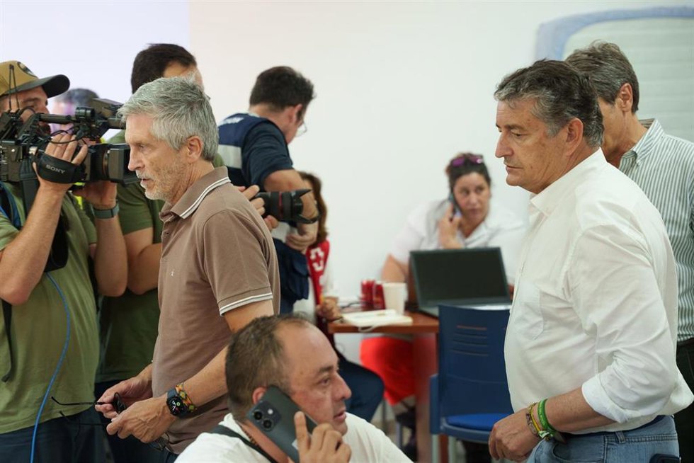 El ministro del Interior, Fernando Grande-Marlaska (i), junto al consejero de Presidencia, Sanidad y Emergencias, Antonio Sanz (d), visita el Puesto de Mando Avanzado del incendio de Los Gallardos, a 10 de julio de 2026, en Los Gallardos, Almería, Andaluc