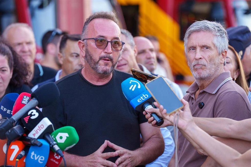 El alcalde de Bédar (Almería), Ángel Collado, atiende a los medios desde el Puesto de Mando Avanzado del incendio de Los Gallardos, a 10 de julio de 2026, en Los Gallardos, Almería, Andalucía (España).  